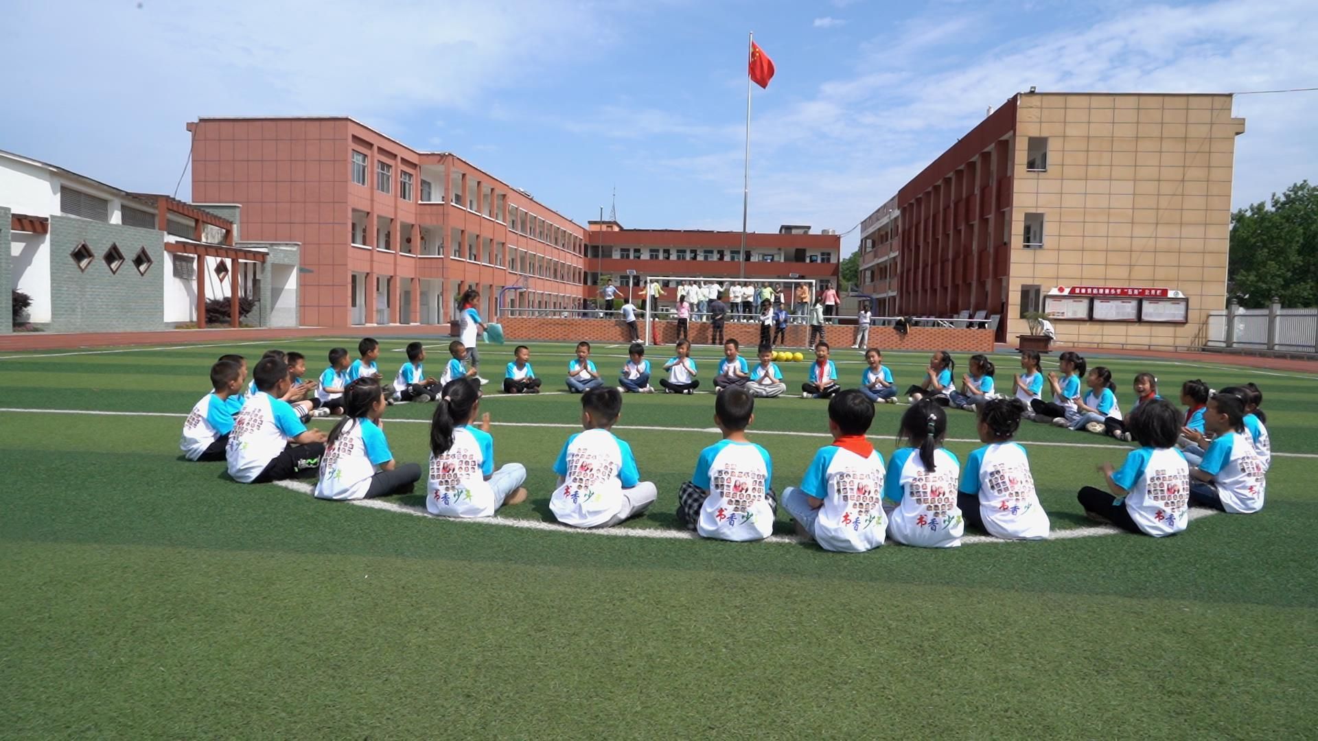 店垭镇小学学生 刘锦鸿:我的爸爸妈妈也在外地打工,唐老师对我们像