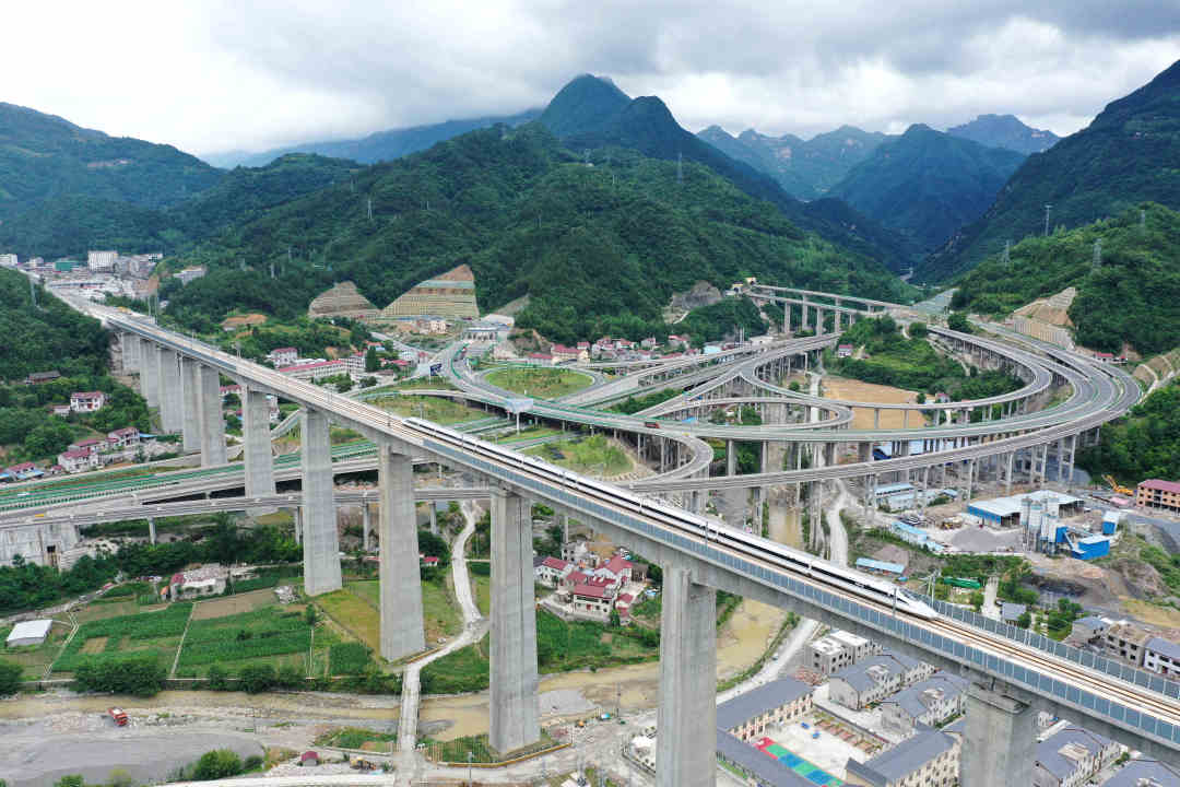 67乘坐郑渝高铁体验风驰电掣