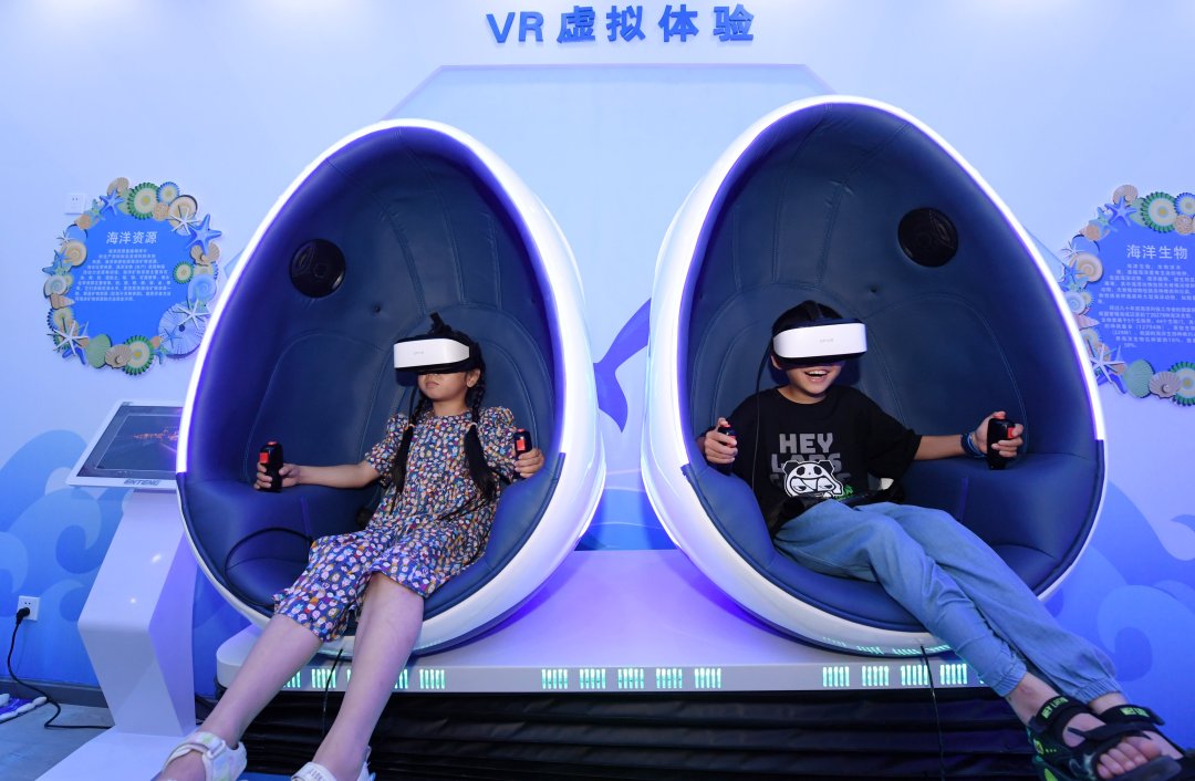 2022年8月9日,湖北省襄阳市保康县科技馆,暑假学生在进行vr虚拟体验 .