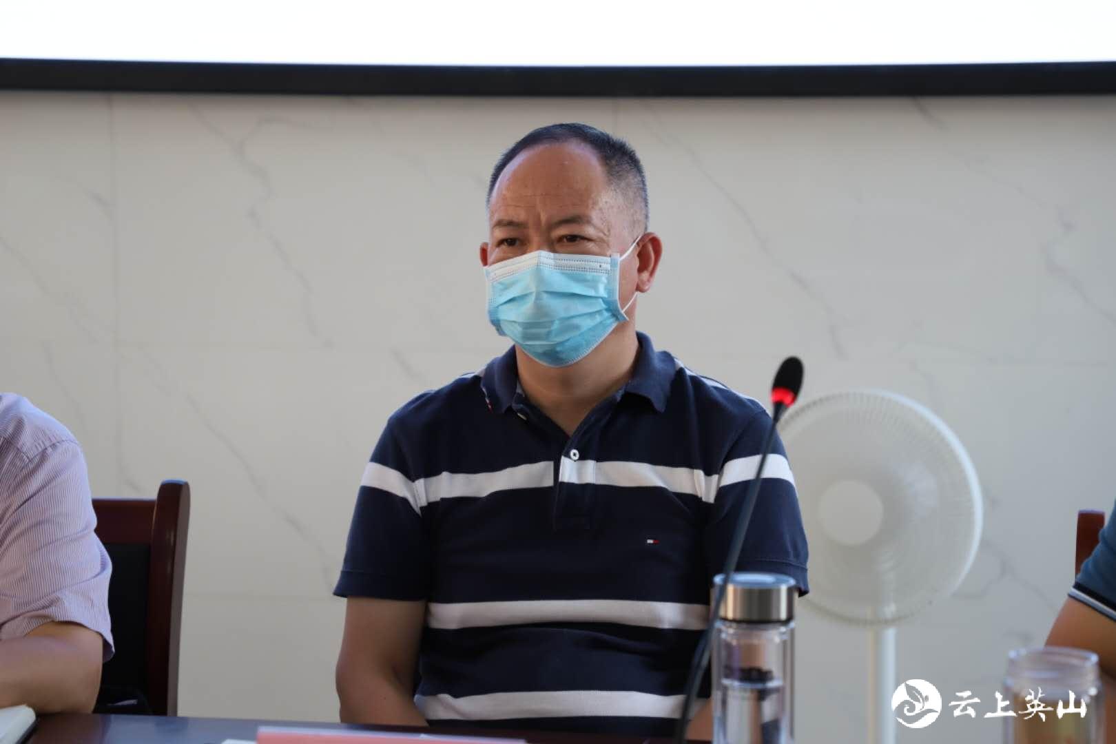 卢峰指出,面对突如其来的新冠疫情,全县中小学在疫情防控,线上教学