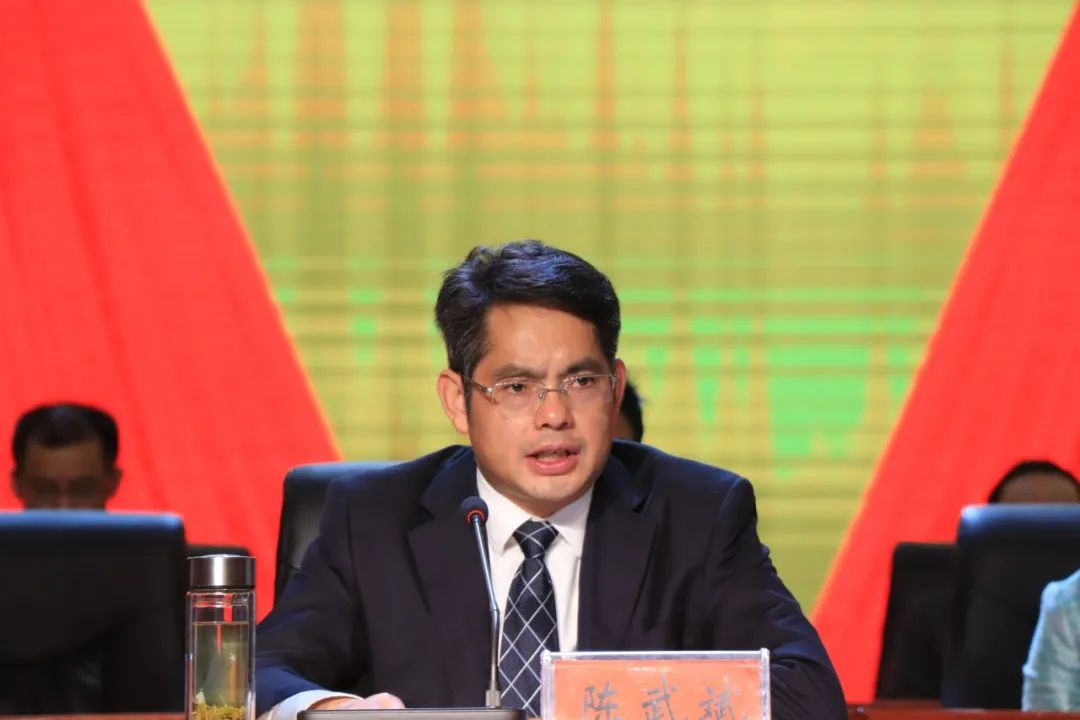 英山县委书记陈武斌代表中共英山县委,县人大,县人民政府,县政协,向