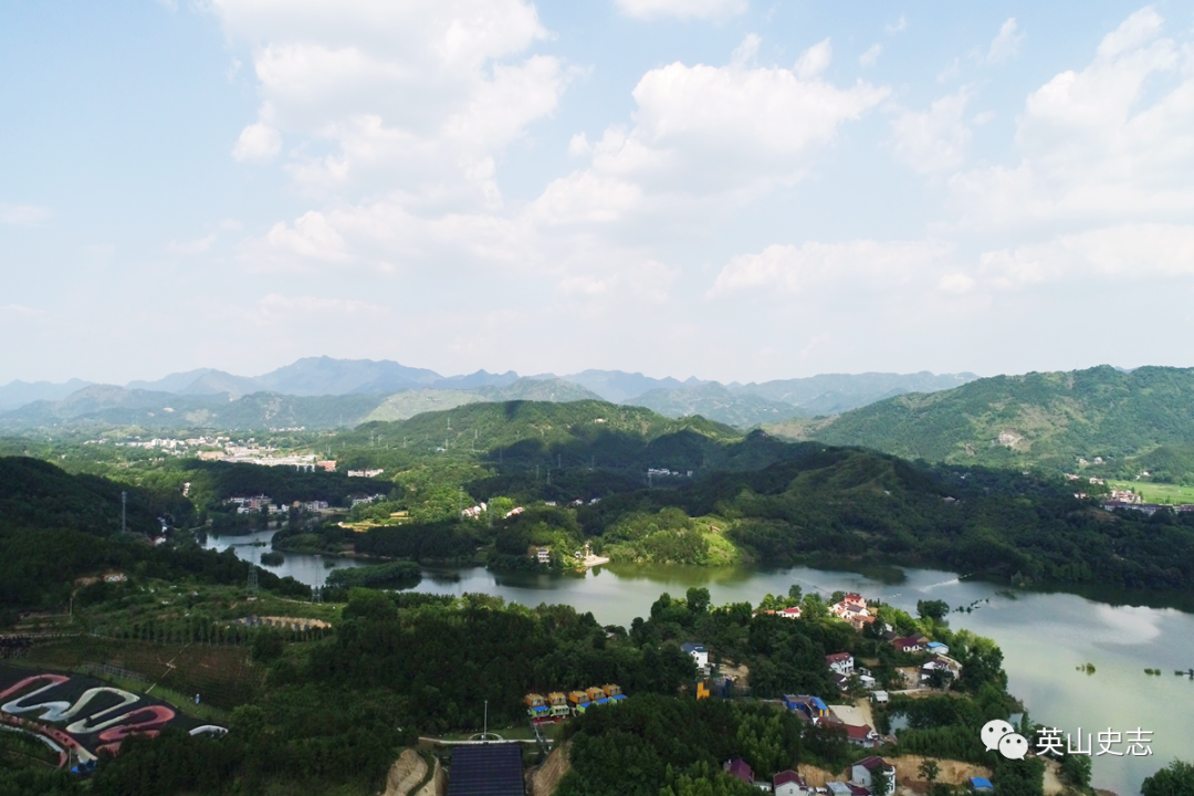 大垴寨1956年,县人民政府组织长冲,南河两区1200多名劳动力,在油铺坳