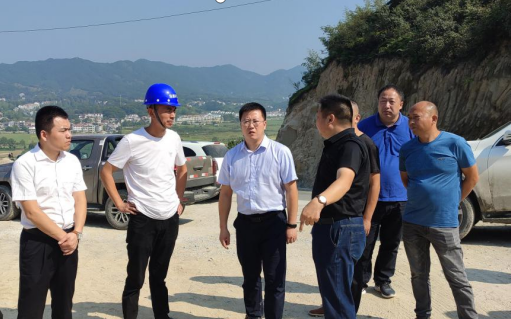 副县长,县公安局局长李向阳带领服务企业专班负责人到英山县五环新型