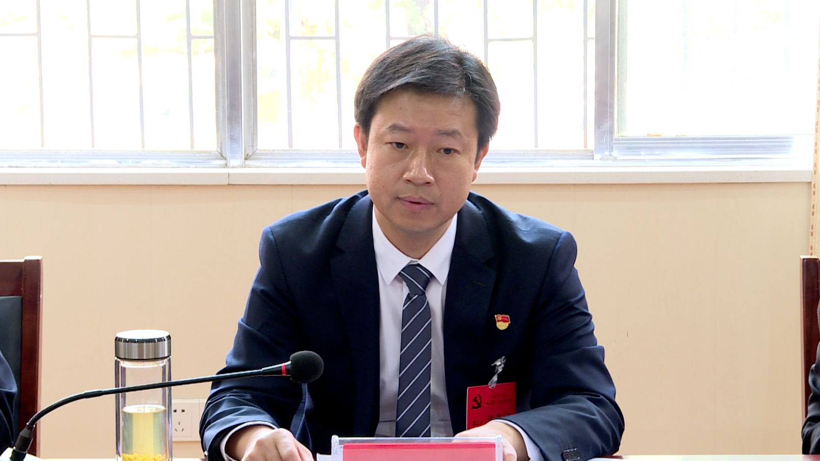 出席英山县第十五次党代会的党代表开展分组讨论