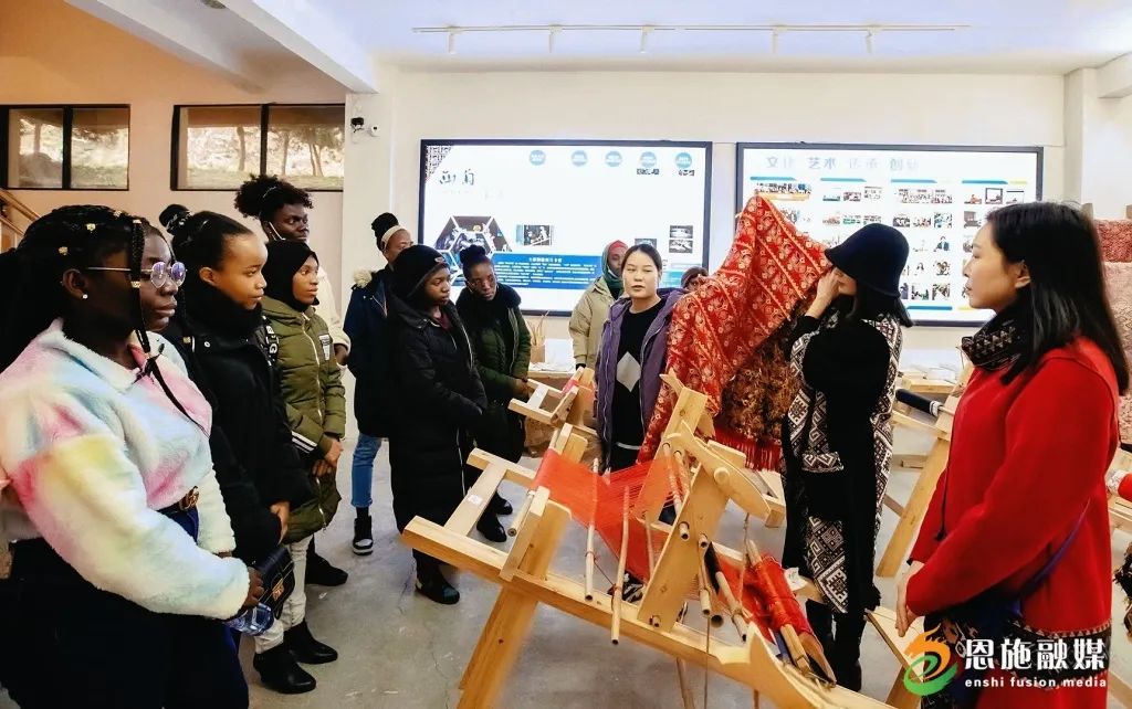 谭艳华 谭艳宾正在向国外留学生展示西兰卡普织锦技艺 (2).jpg