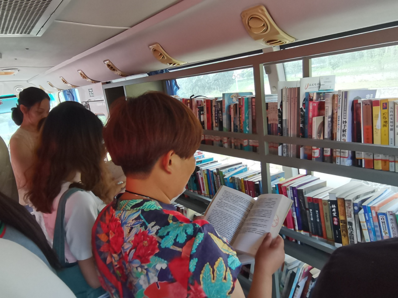 市图书馆开展新时代文明实践流动图书志愿服务活动