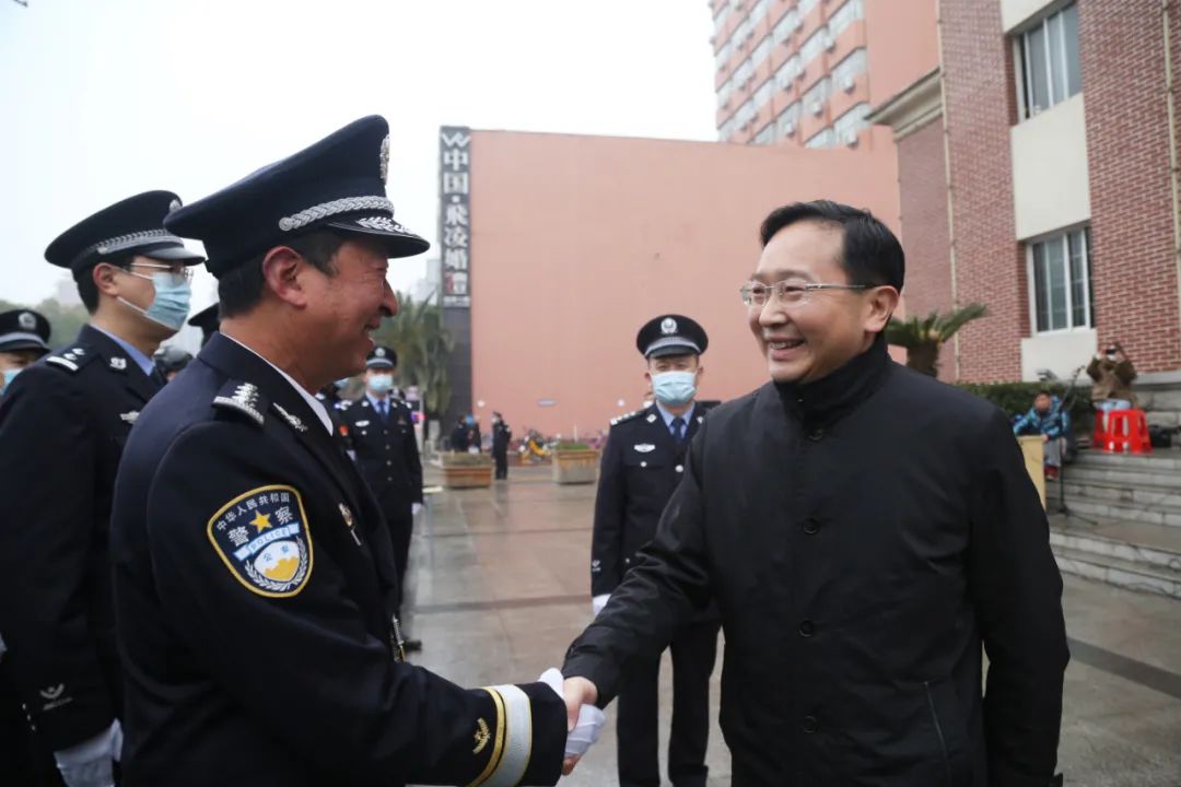 今天市委书记余峰专程看望他们