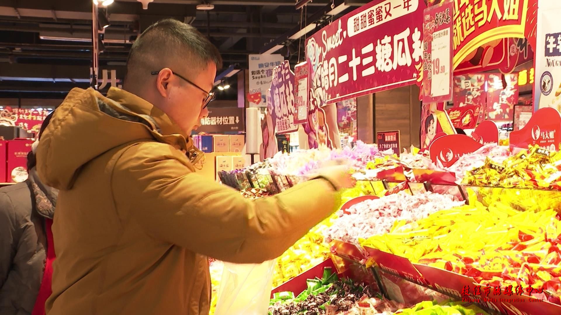 湖北枝江备足年货迎新春商超红火年味浓