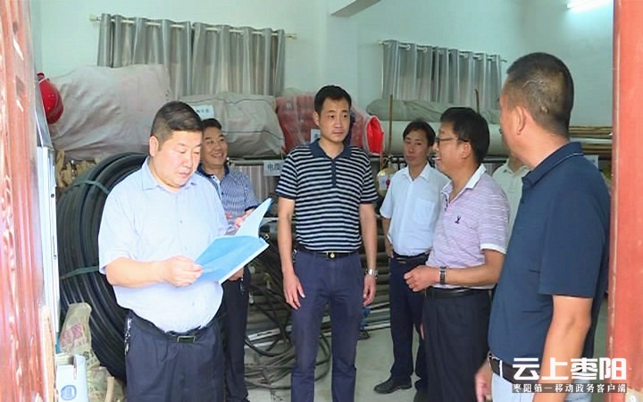 柯红勇巡查高奄河流域环境整治