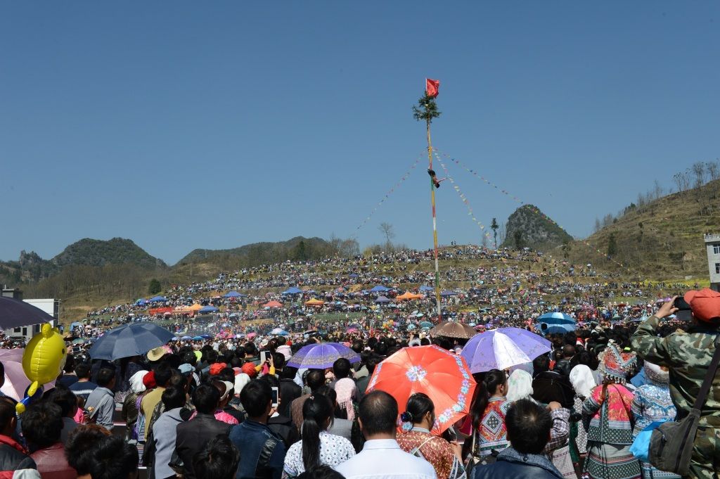 广西隆林苗族跳坡节爬坡杆上的舞者