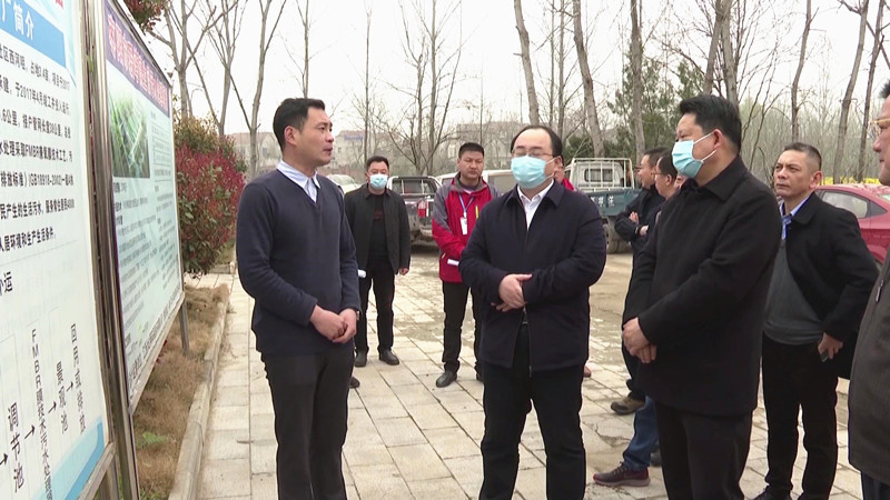 在市长武义泉的陪同下,冯安龙先后查看了琚湾镇李楼桥生态治理现场