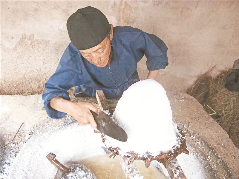 甘肃定西漳县古法制盐重现传统手工技艺