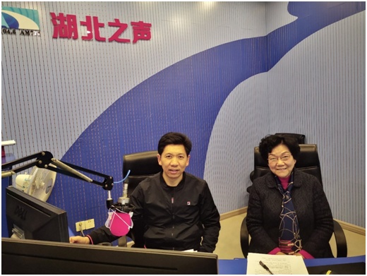 主持人田(左)和冯兰老师(右)"小声说话"体现文明