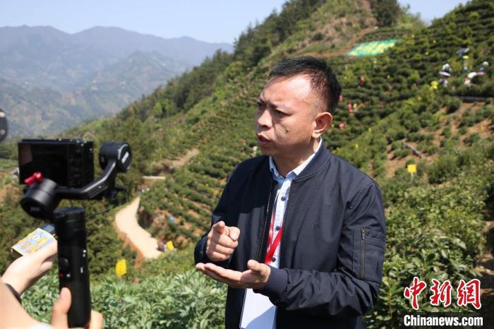 歙县县委常委,副县长江成永接受采访 刘浩 摄江成永说,歙县重点围绕