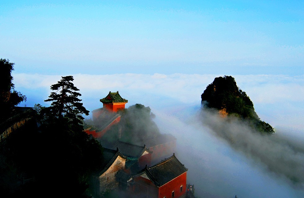 1982年,武当山古建筑群被列入第一批全国重点风景名胜区;1994年,被