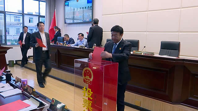 李葆良向新任职的同志颁发了任命书并主持集中向宪法宣誓仪式.