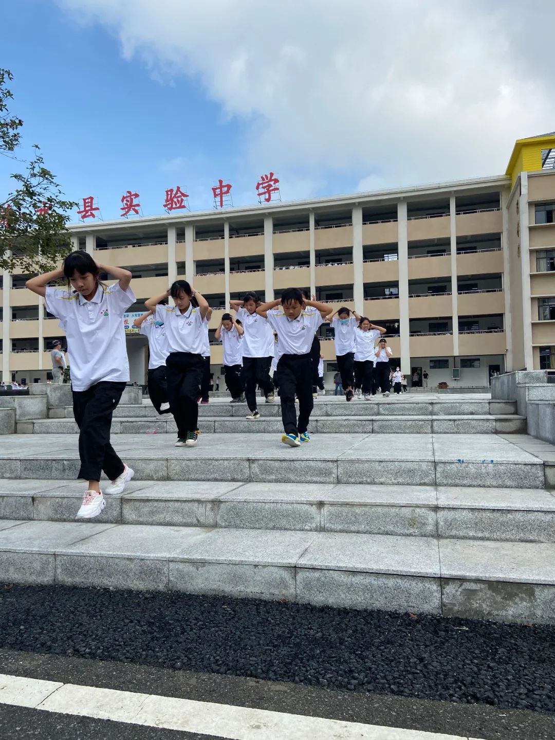 浠水县洗马镇柏树小学上午9:30,浠水县洗马镇柏树小学组织开展了消防
