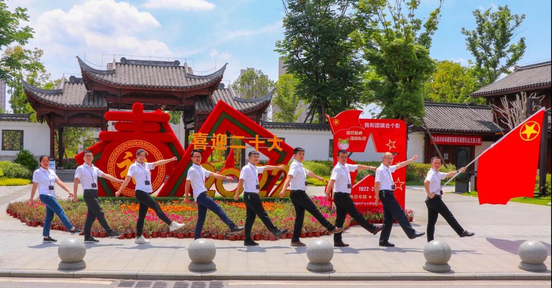 喜迎二十大庆建团百年浠水青年花式打卡我和团旗和个影