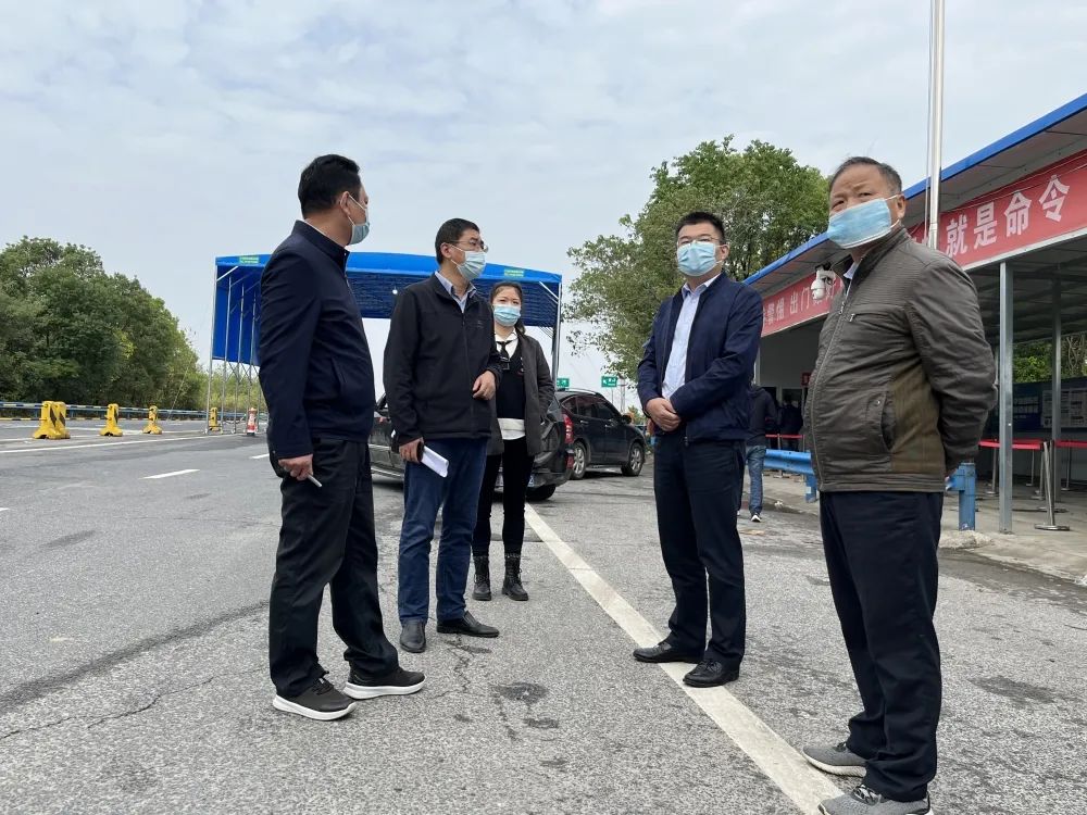 张飞雄先后到巴河镇,兰溪镇,散花镇高速公路卡口,听