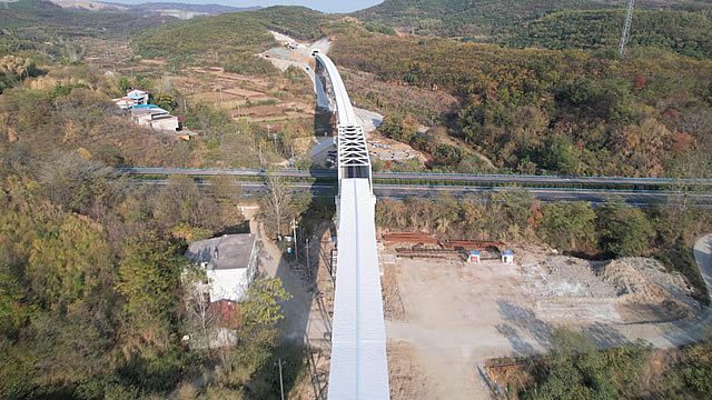 长崃绿色矿山项目长胶廊道全线贯通_云上浠水