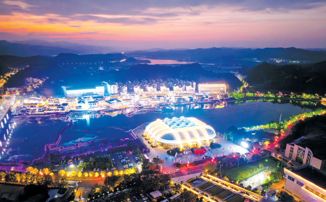 武当山特区打造夜间经济新模式，为游客带来别样的文旅体验。记者刘昆摄.png