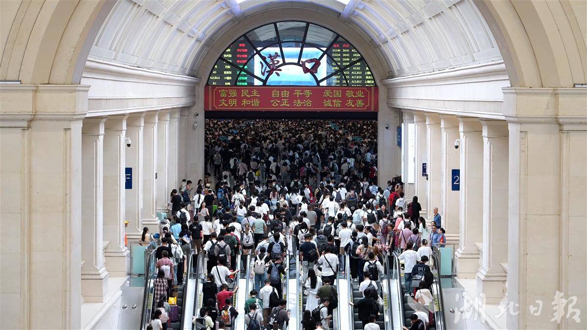 2、汉口站候车大厅入口（张丹夫）.jpg