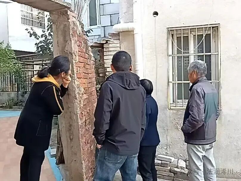 墙侧建厕所引发邻里纠纷 (1).jpg