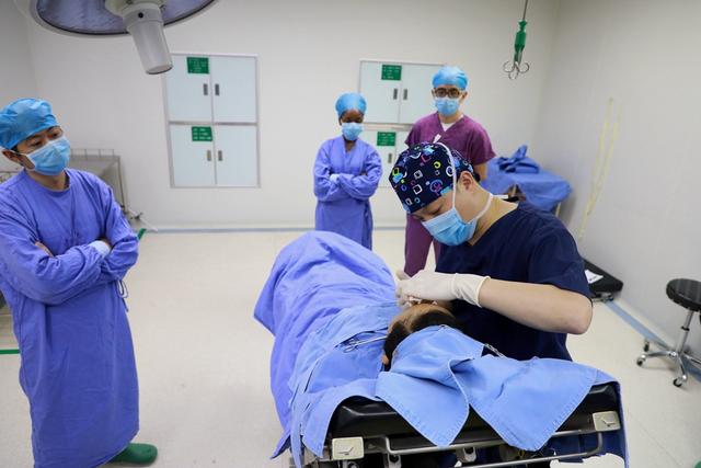 整形医生每年手术数千例一双魔术手征服求美者