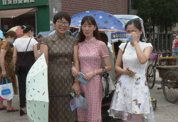 高考首日家長穿旗袍祝考生旗開得勝