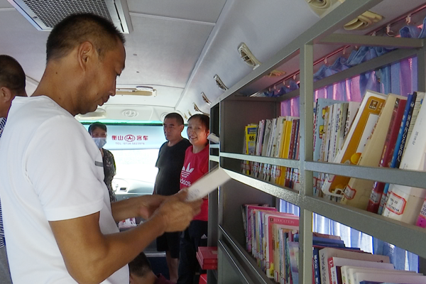 宜城图书馆流动图书车走进雷河镇民主村
