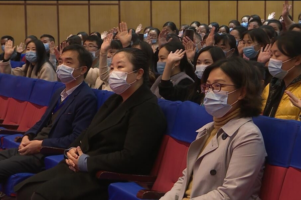 现场的家长,老师,学生不停与邵雪莹老师互动,大家认为:讲座见解独到