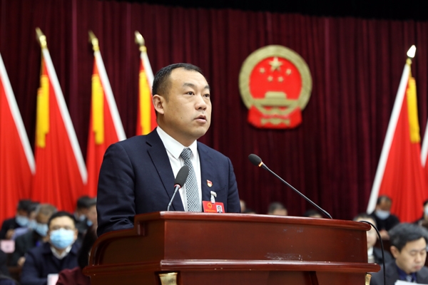 市人民政府市长严广超作《宜城市人民政府工作报告》.