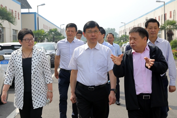 冯艳飞先后参观了该公司产品展示厅,生产车间,并与企业负责人和相关