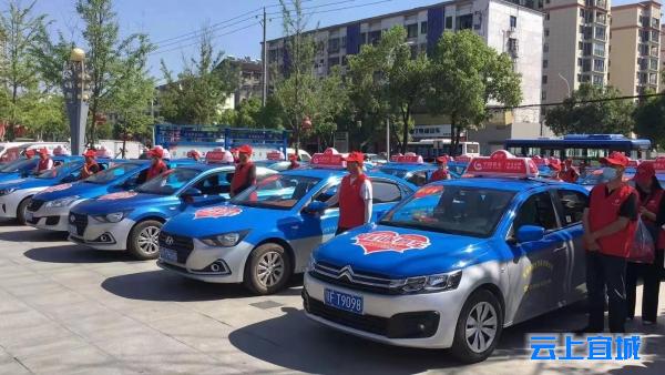 此次"爱心送考"车队选派的30多名出租车司机都是思想素质高,业务能力