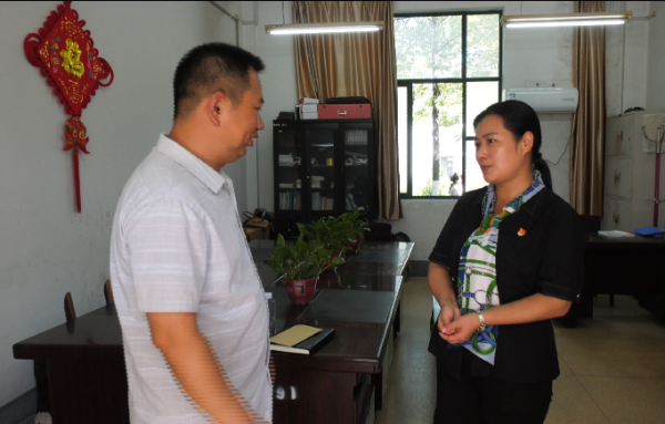 在宜城一中,肖平看望慰问了李志刚老师,勉励宜城一中教师坚守教育初心