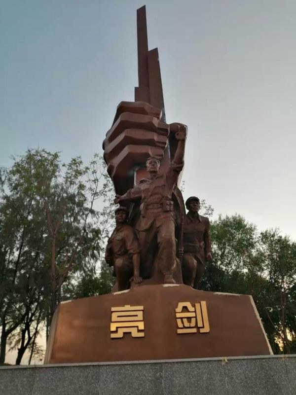 市的市民李娜发现,在家附近的路口中央,新矗立起一座名叫"亮剑"的雕塑