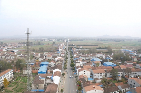 "截至目前,我们共刷黑集镇主干道3公里,科学规划完