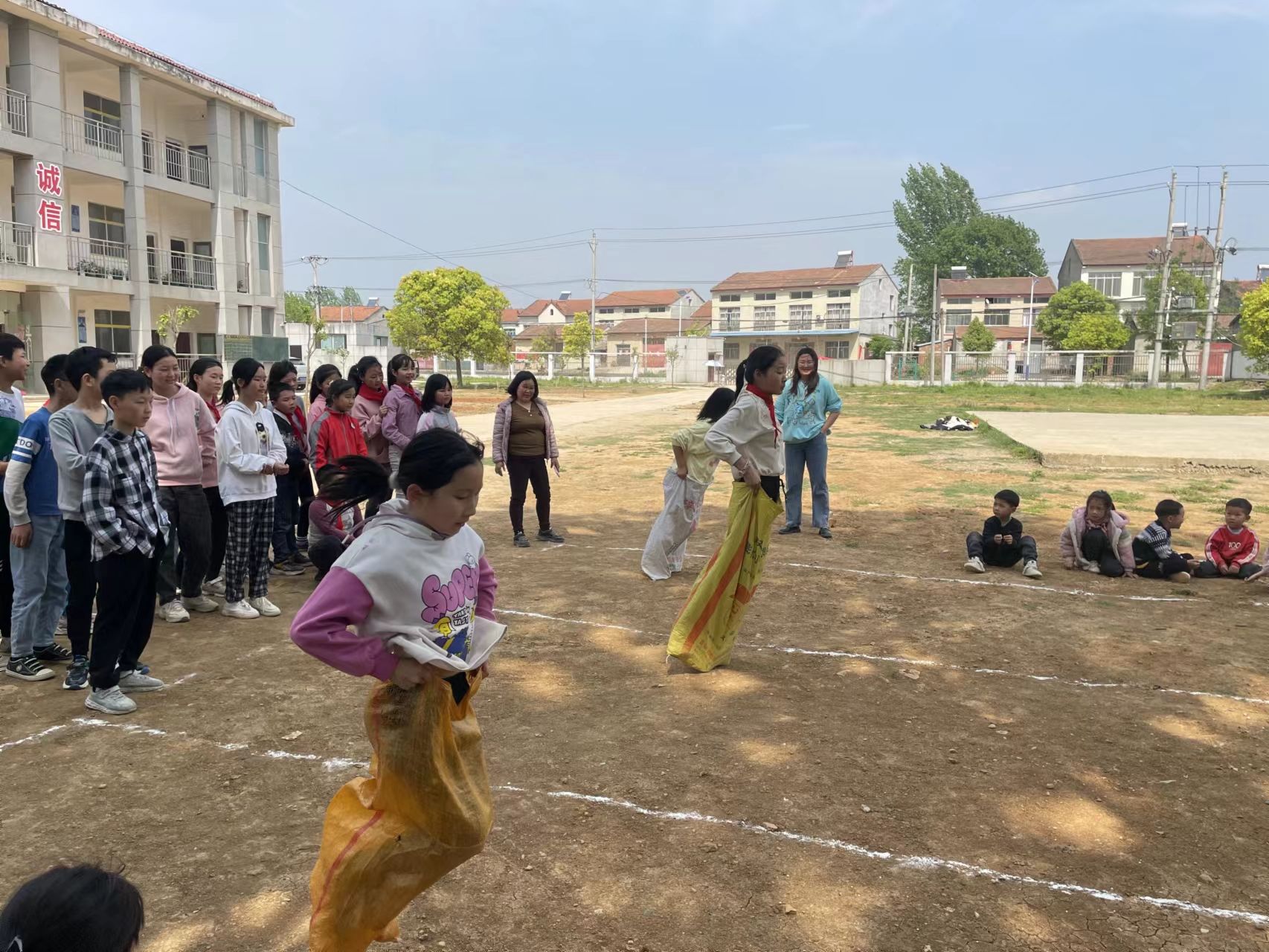 阳光运动趣味无穷王集镇庞居村小学召开趣味运动会