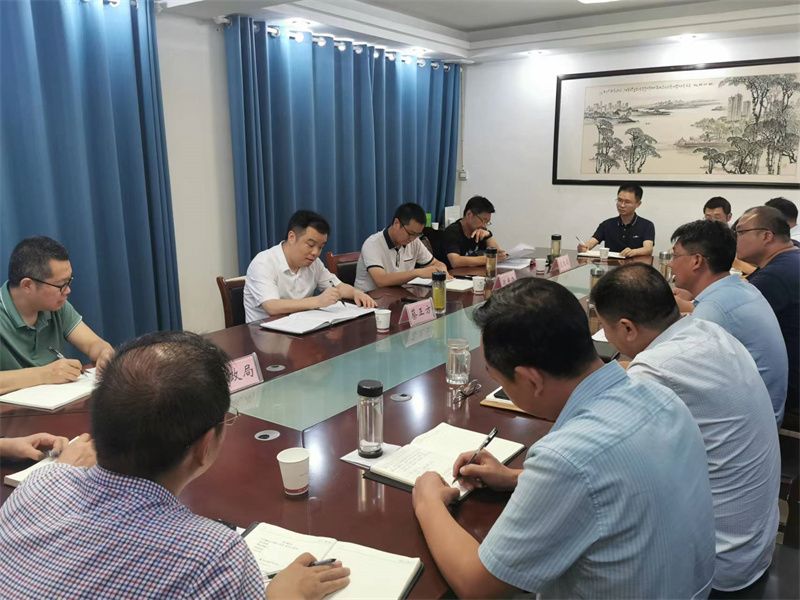 座谈会上,蔡正方认真听取了鄢城办事处主要负责人关于干部队伍建设