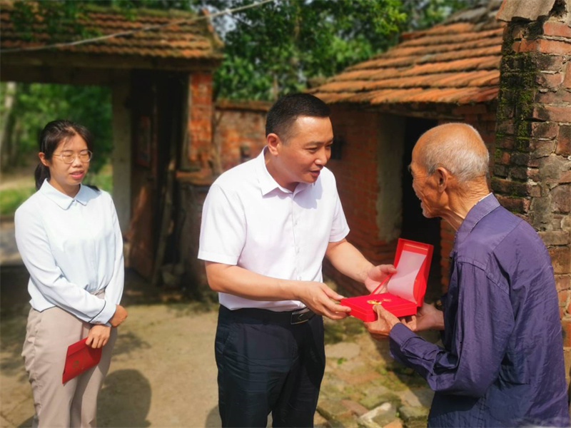 宜城市领导走访慰问老党员和困难党员 _云上宜城