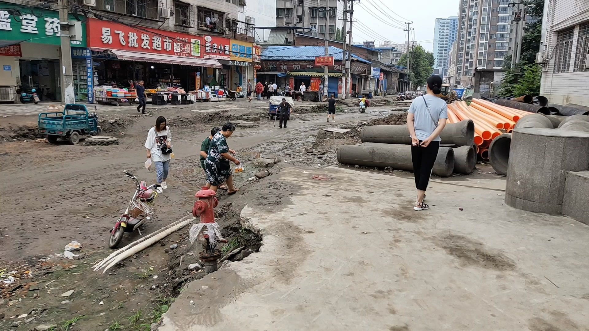 仁义街:晴天一身灰 雨天一身泥 这条路何时能修完?