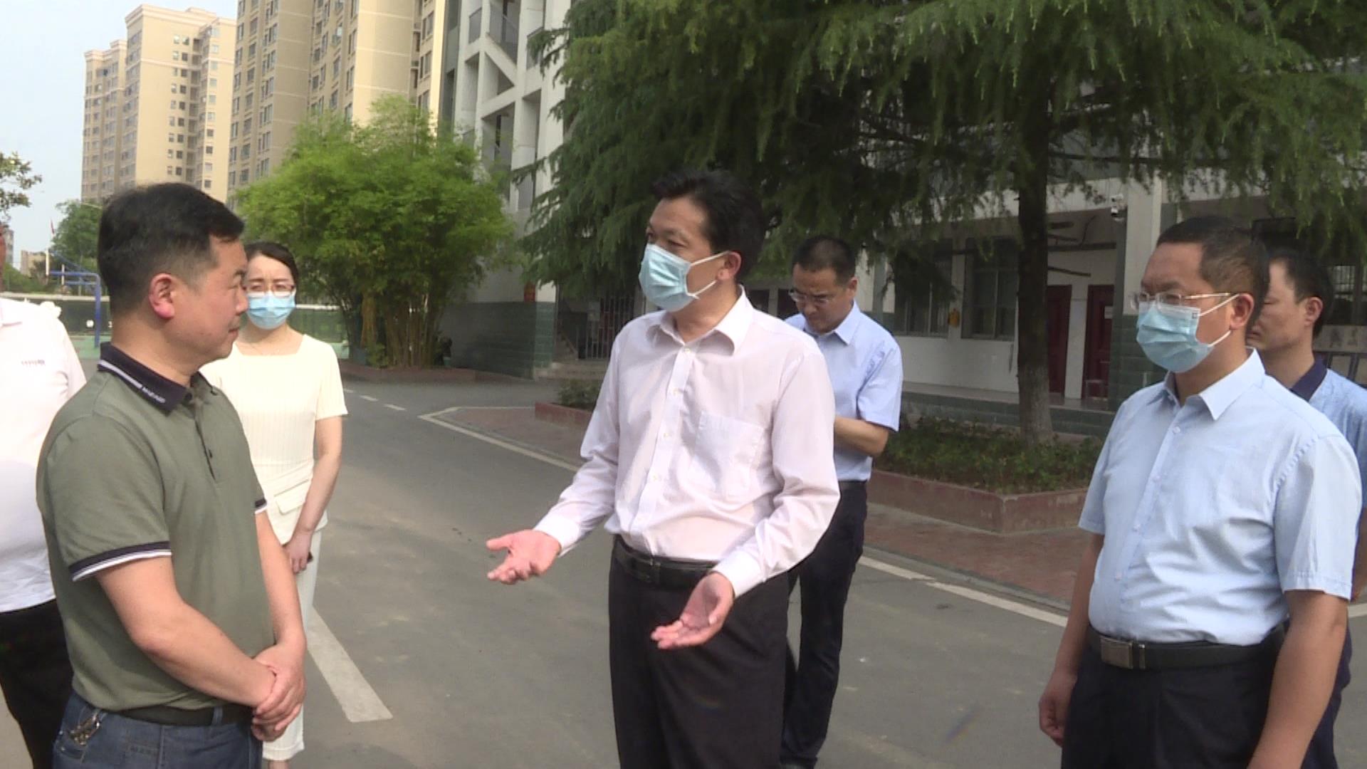 王燮耀慰问少年儿童 检查高考备考工作