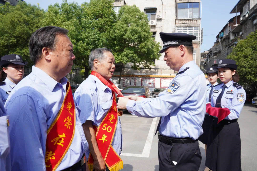 老党员罗兆林说"在党50年,永远忠于党.