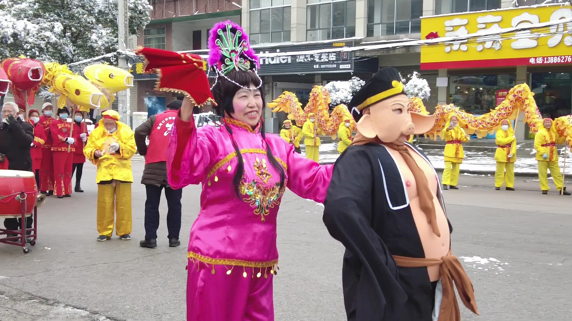 演出內容包括舞龍,趕犟驢,劃旱船以及搞笑劇《豬八戒背媳婦》等.