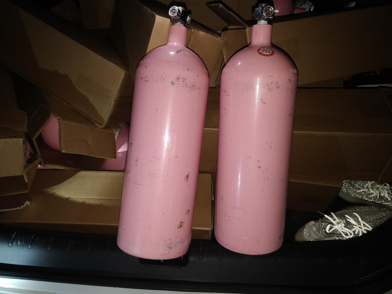 不惜酒驾送笑气警方破获一起非法运输危险化学品案