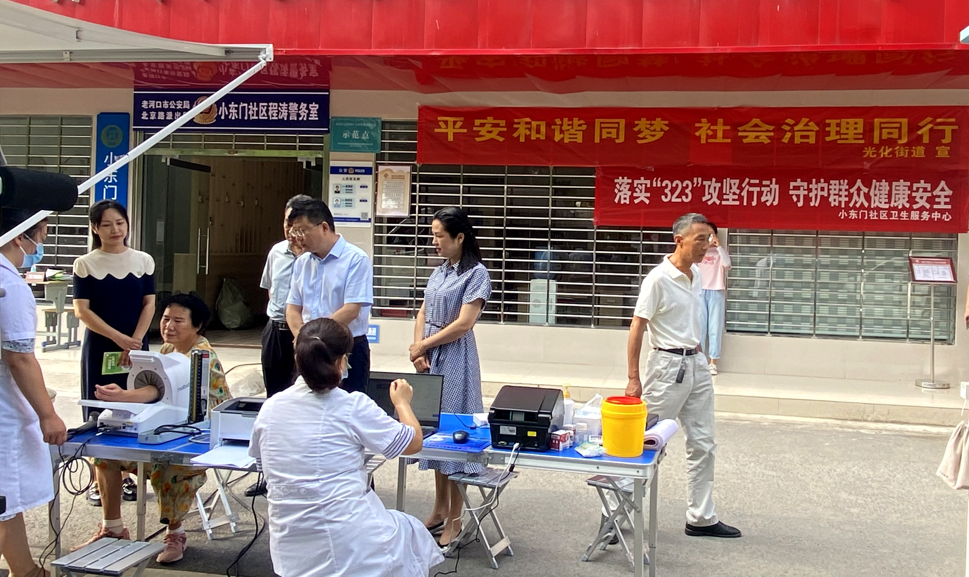 的指引下,逐一进行信息登记,测量身高体重,血压,血尿常规,心电图,b超