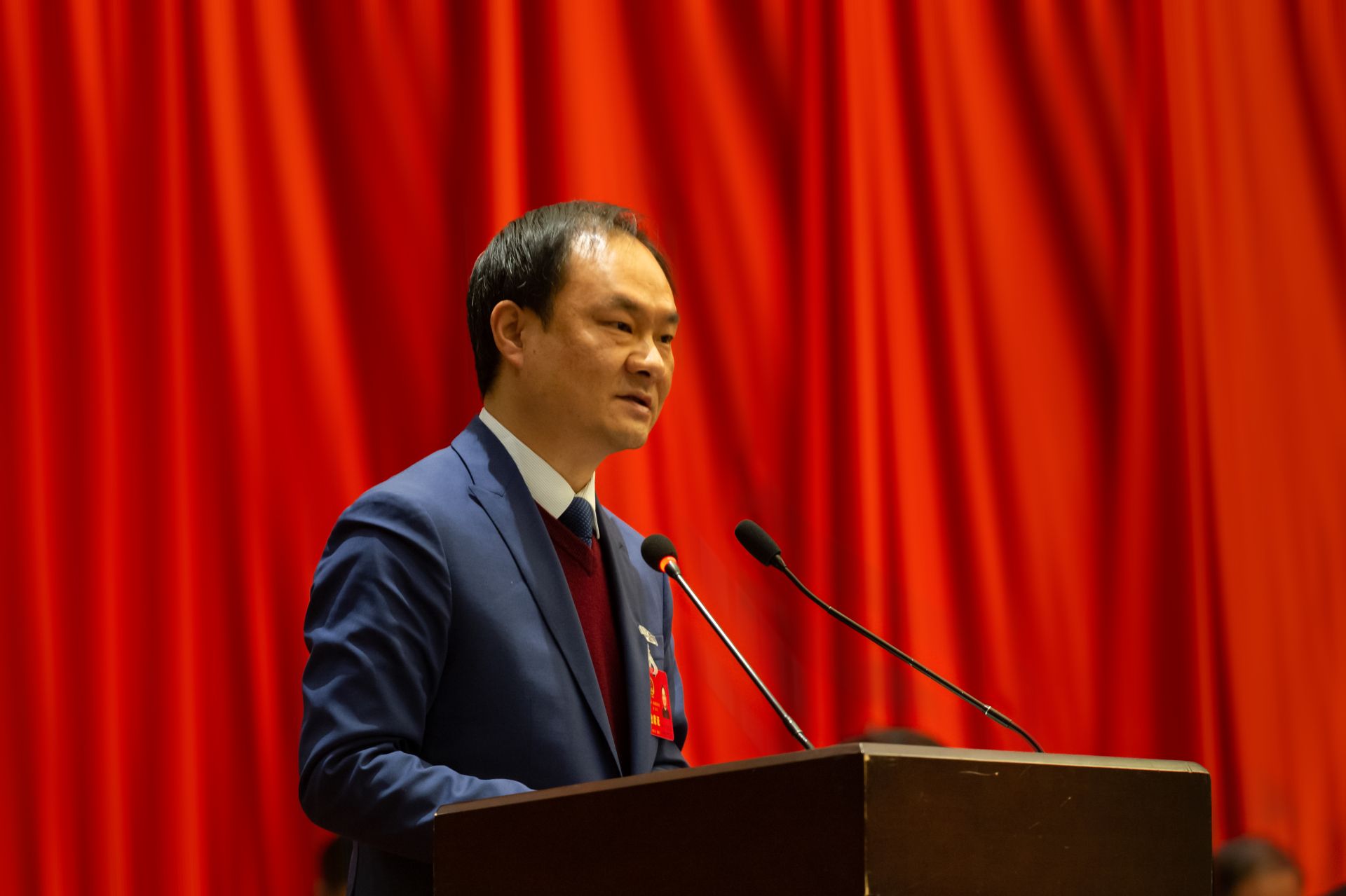 市人民政府办公室主任邓晓勇受市人民政府委托作《老河口市人民政府