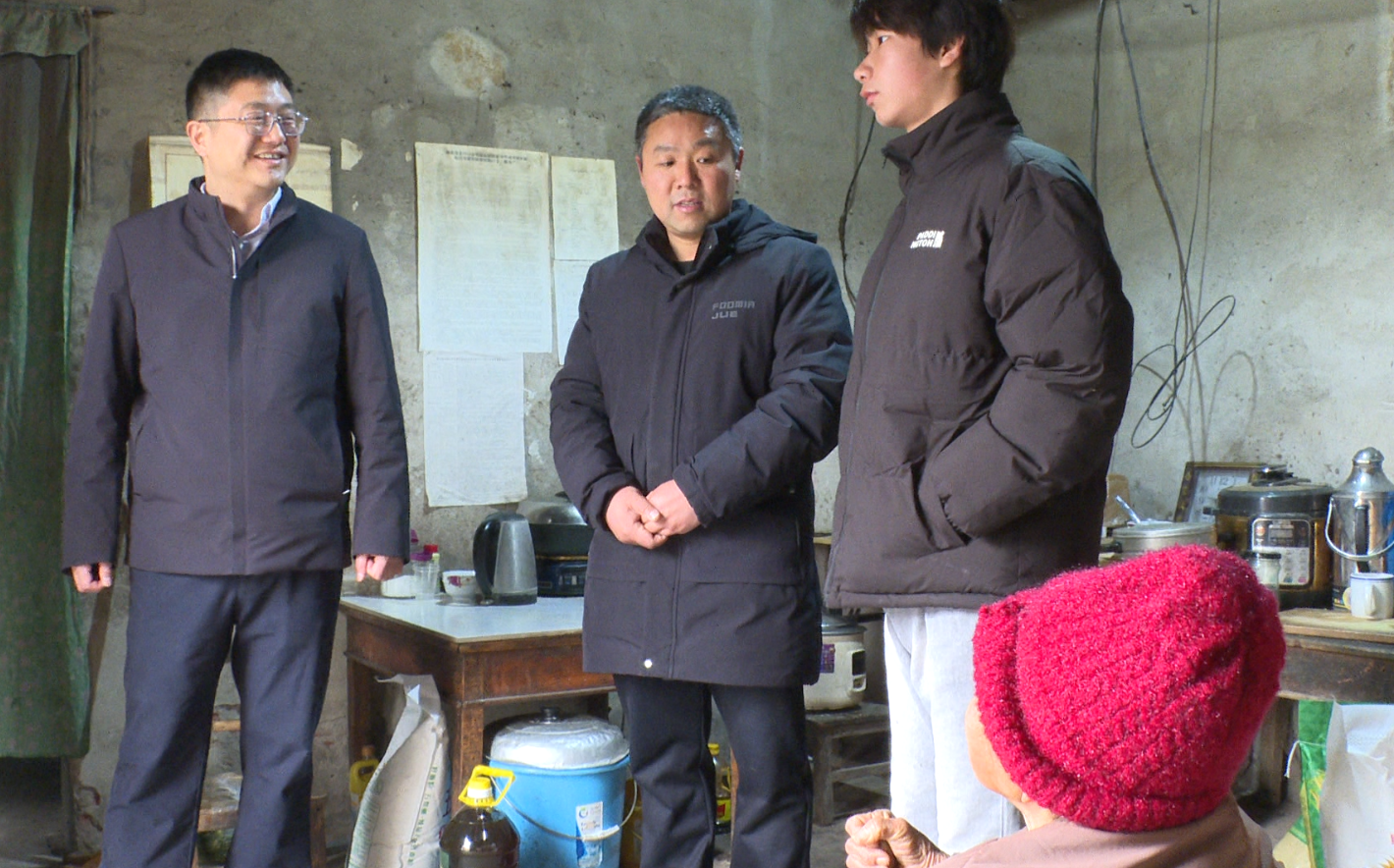 市领导走访慰问袁冲乡困难群众