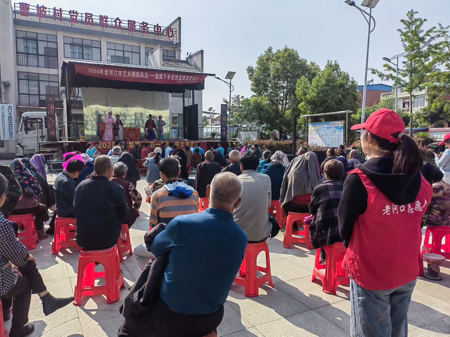那辆板车还在，只是年轻人换了玩法——老河口板车剧团六十年：从田埂泥巴到云端流量的非遗破圈记