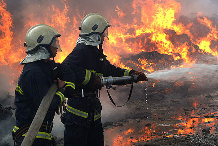 高新区一仓库起火消防官兵紧急扑救